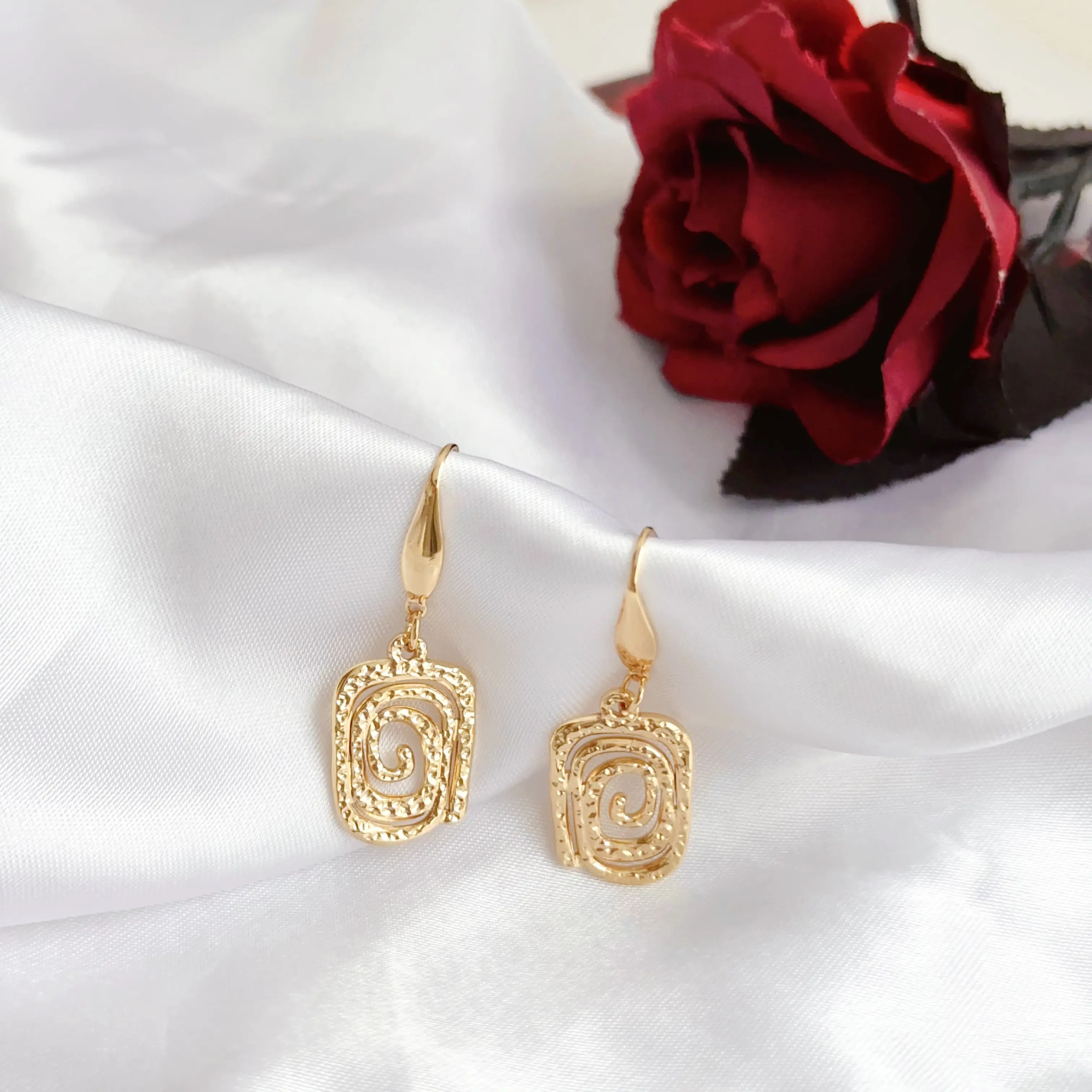 2024 vendite dirette della fabbrica in acciaio inox 18K oro a spirale Embossment orecchini pendenti nuovo stile gioielli di alta qualità a basso prezzo