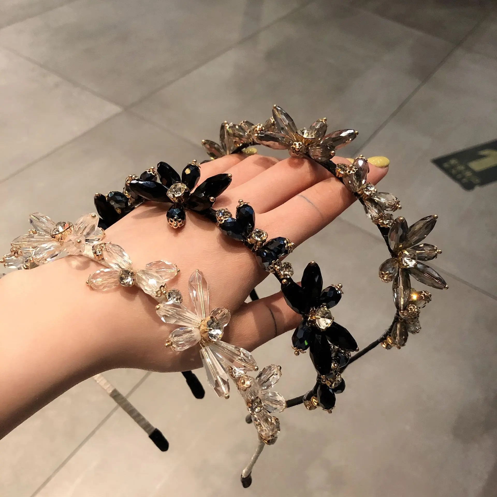 Diadema con diamantes de imitación para niña y mujer, bandana de aleación de alta calidad con flor barroca de cristal, accesorios para el cabello para niña