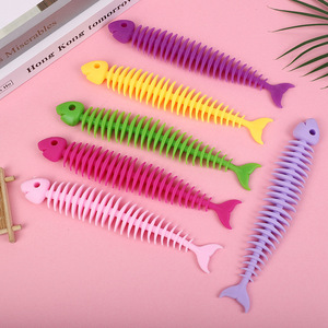 ユニセックス子供用感覚TPRソフト接着剤フィッシュボーンブレスレットノベルティギャグ玩具減圧小型玩具新品