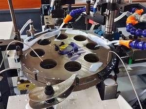 Máquina de roscar automática con sistema de carga de cuenco alimentador vibratorio - Product Image 3
