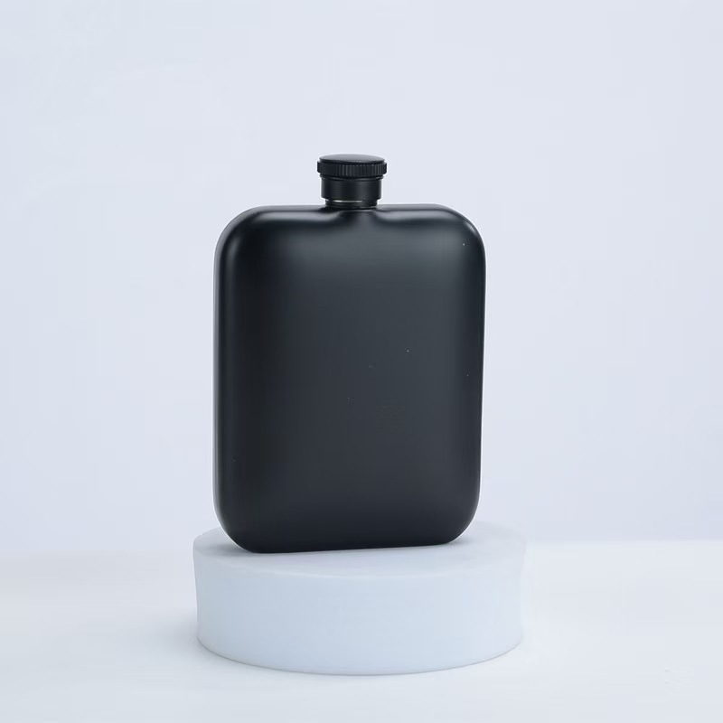 Pot carré noir de 170 ml (6 oz) avec couvercle noir - 1 petit entonnoir inclus.