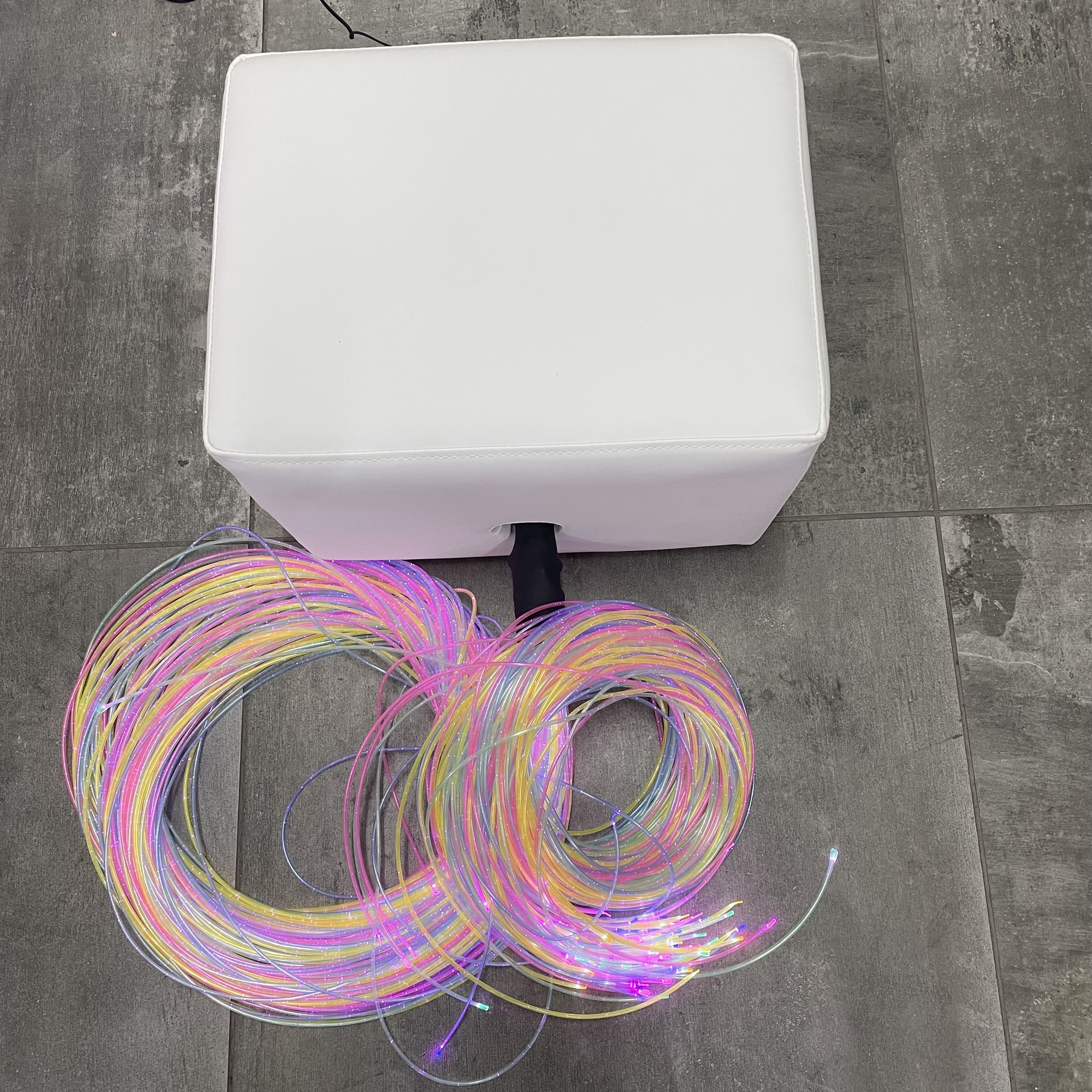 Asiento blanco con fibras de arcoíris