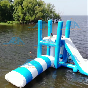 מגדל מים מתנפחים פארק מים צף עם פעולה טיפוס שקופיות לקפוץ מים