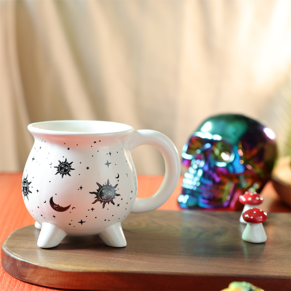 Taza blanca, sol negro.