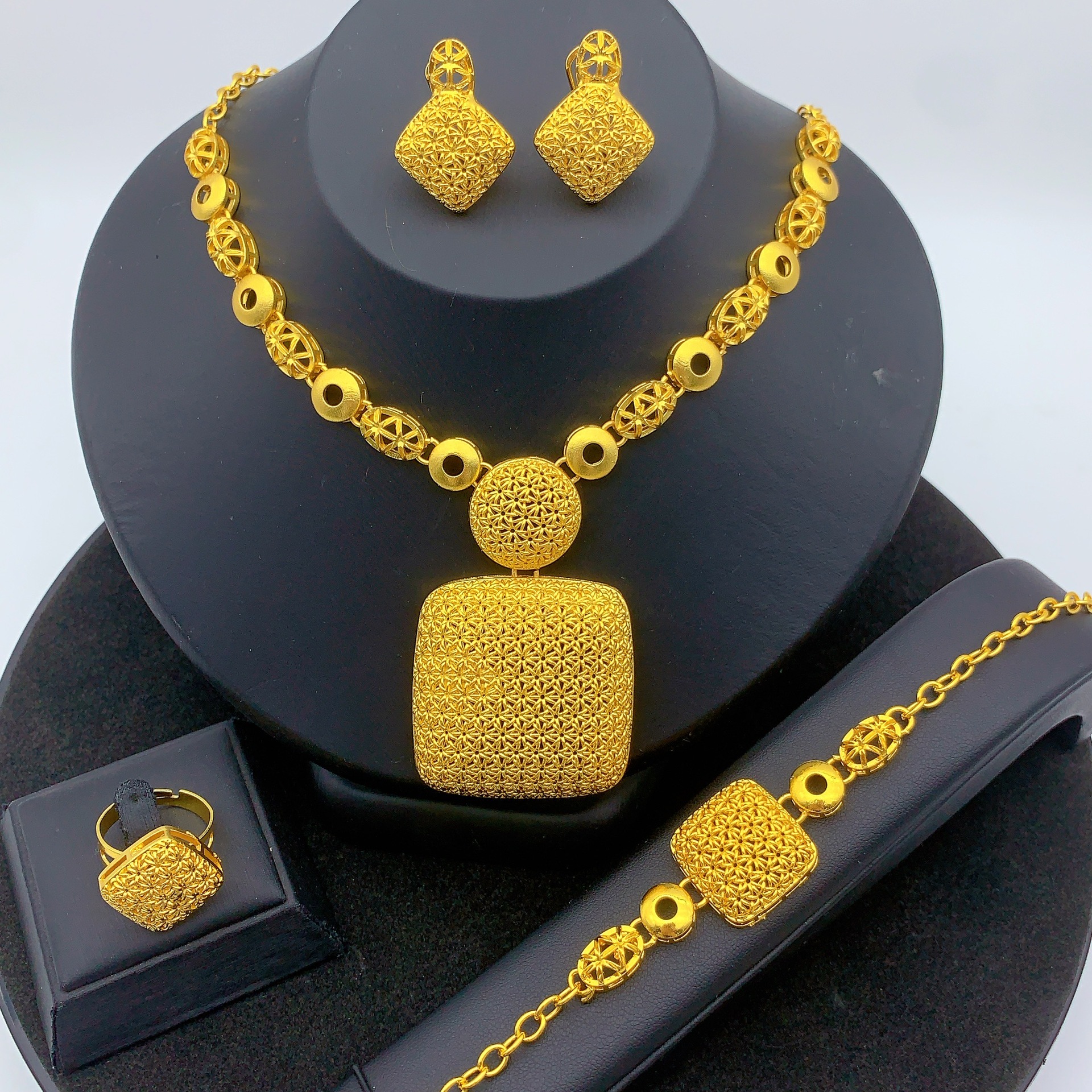 Ensemble collier, boucles d'oreilles et bracelet en or