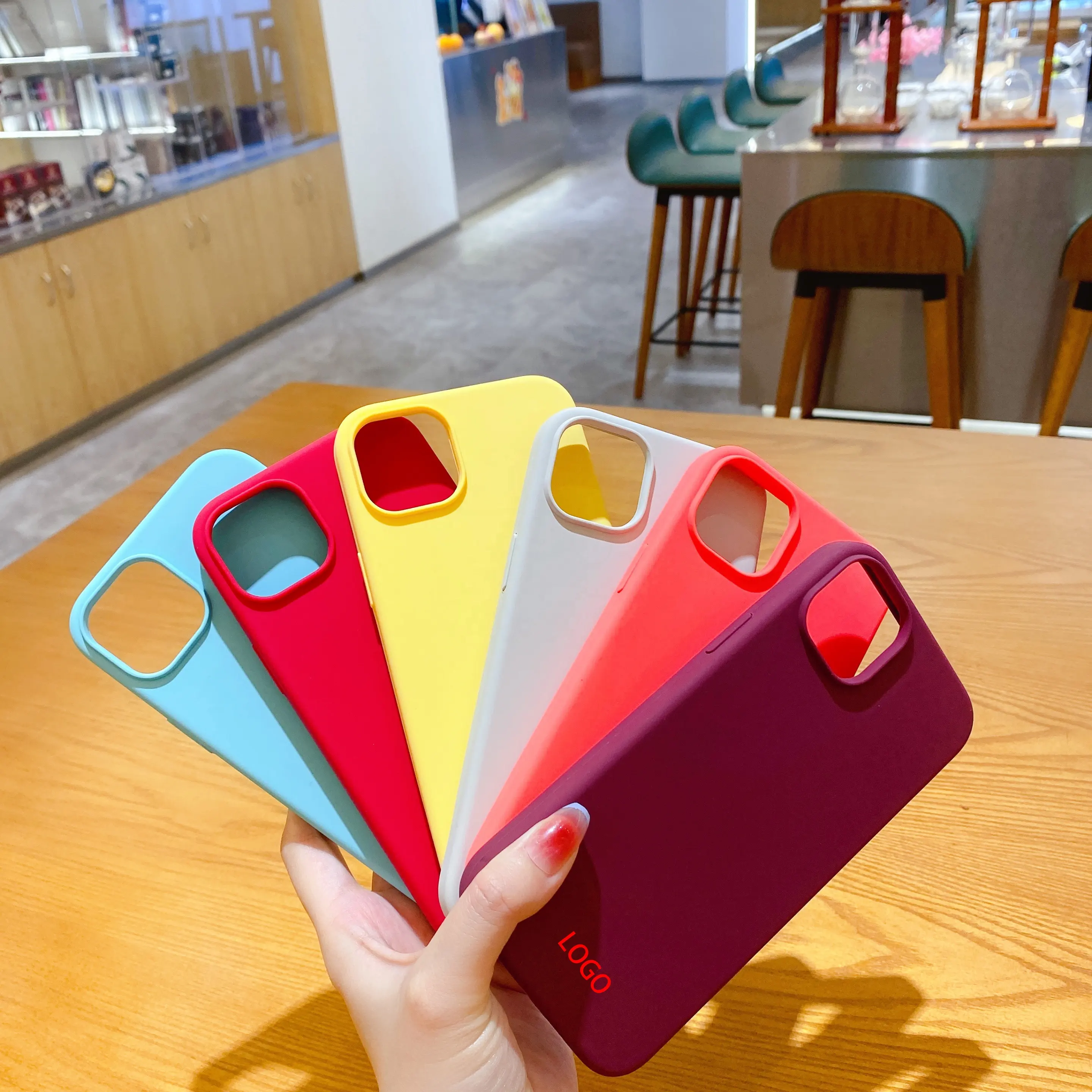 ออกแบบโลโก้ที่กําหนดเองที่มีสีสันกันกระแทกสําหรับ iPhone 15 14 PRO MAX เคสโทรศัพท์มือถือเคสซิลิโคนเหลว