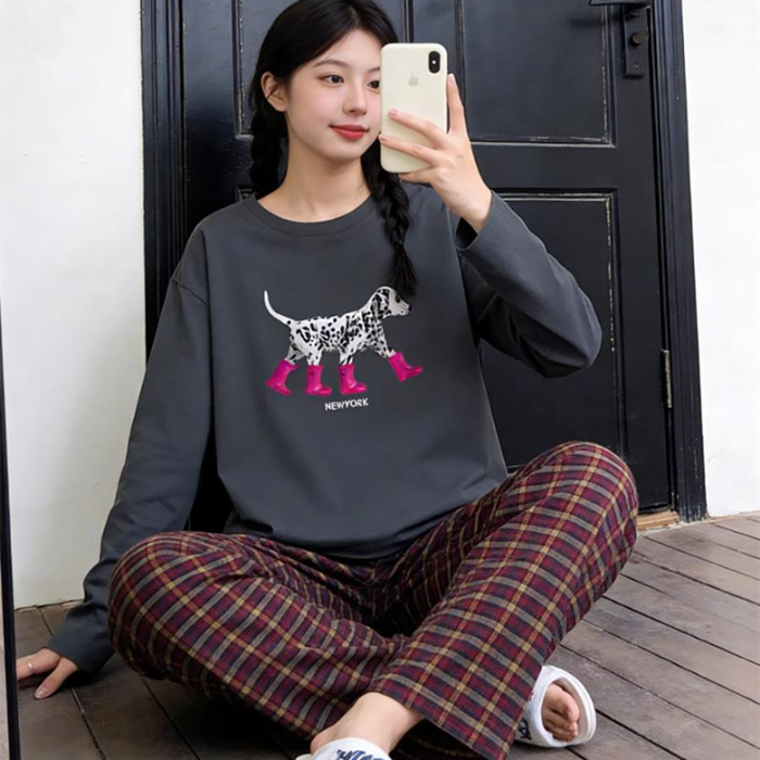 Gris foncé à manches longues avec bottes brodées et