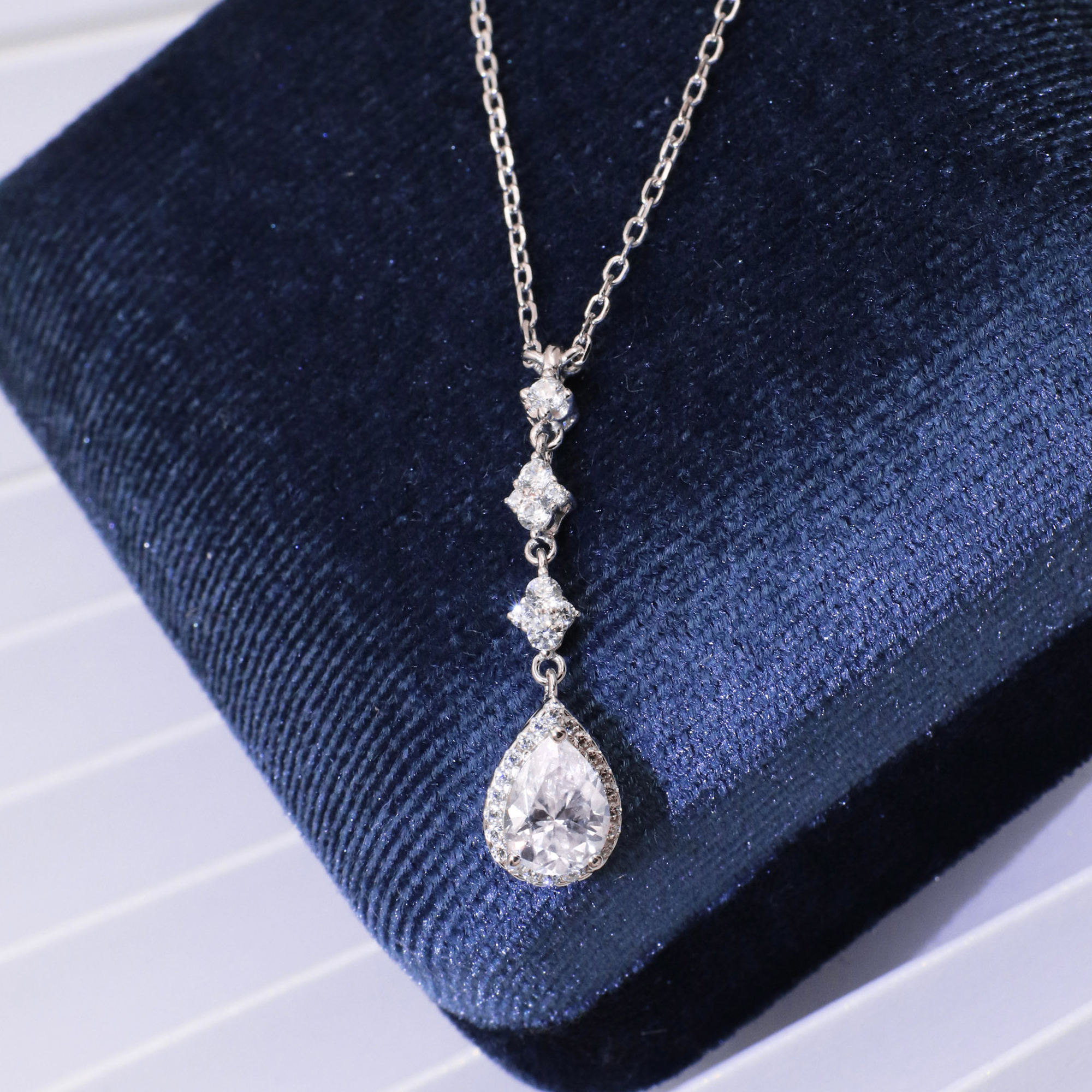 ชุบทองคำขาว 18K + มอยส์ซาไนต์สีขาว