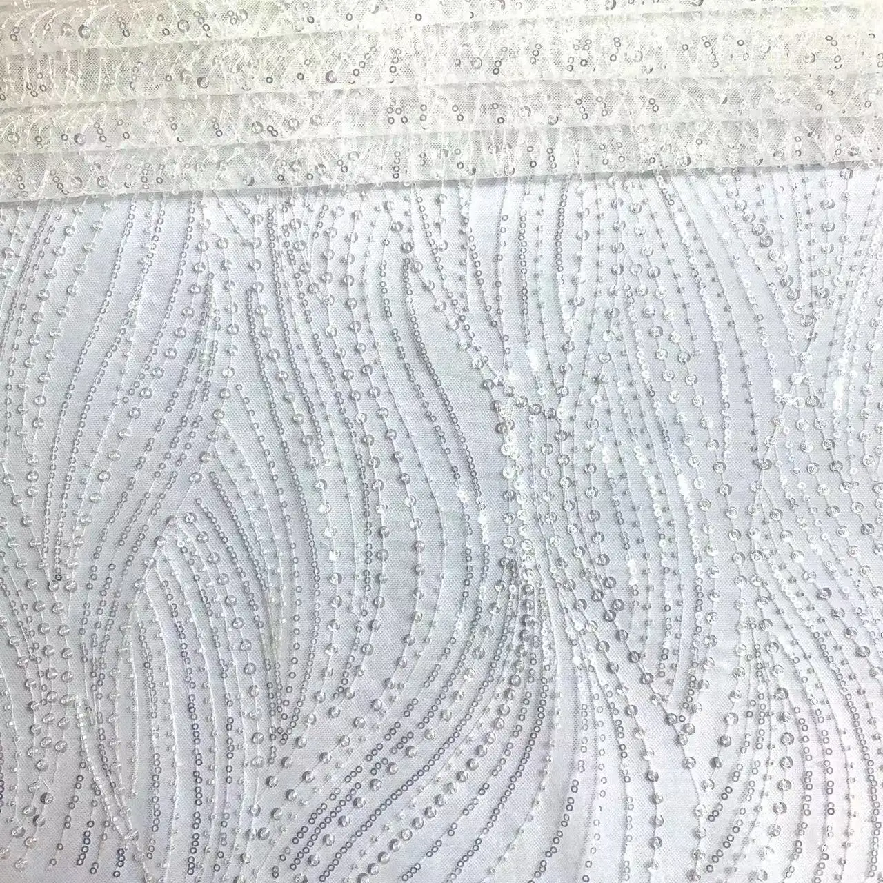 ผ้าปักลูกปัดสีขาวสำหรับชุดแต่งงานผ้าลูกไม้ผ้าตาข่ายประดับลูกปัดคริสตัลคุณภาพสูง