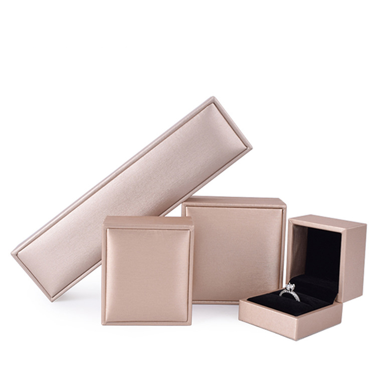 Gold-pendant box