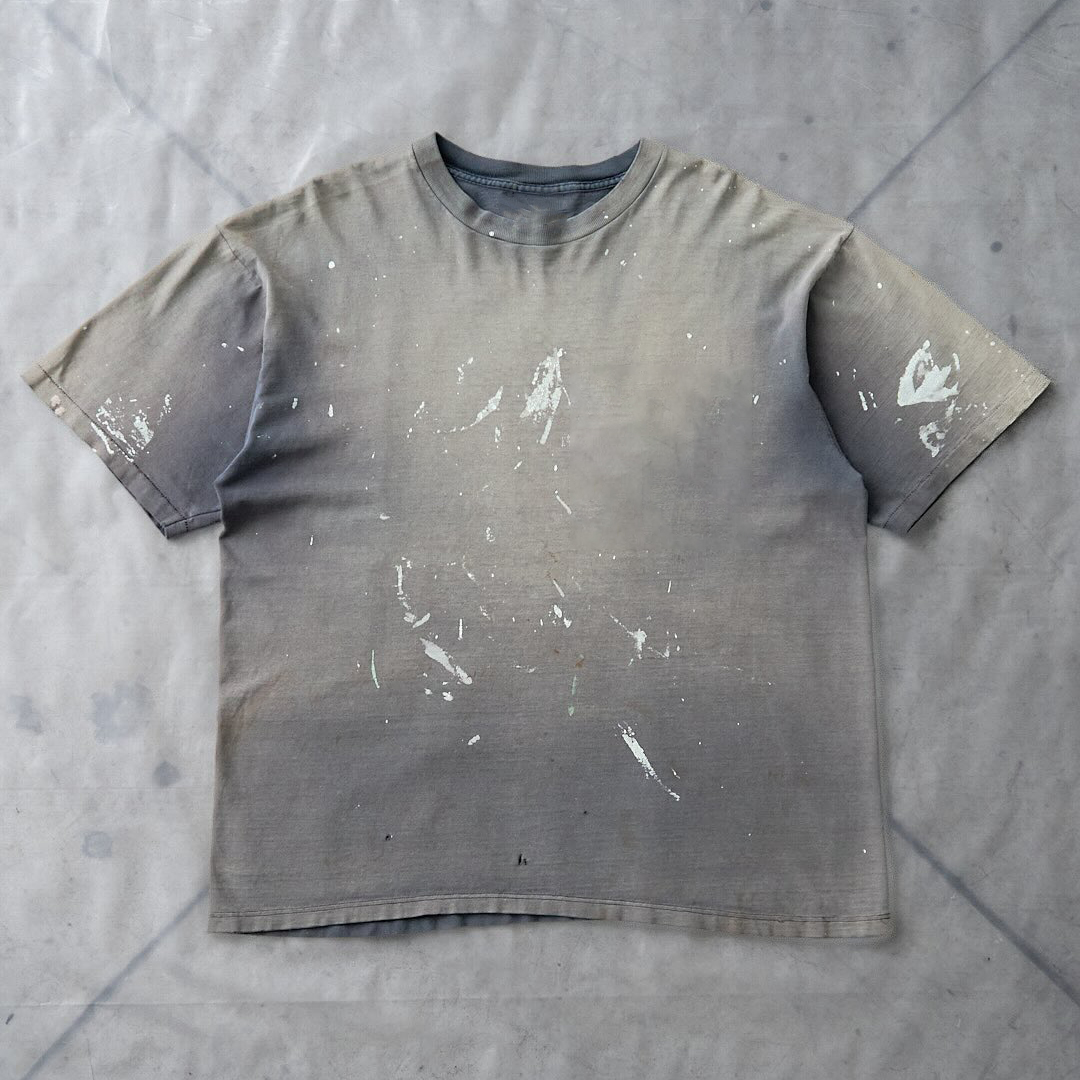 Gris oscuro