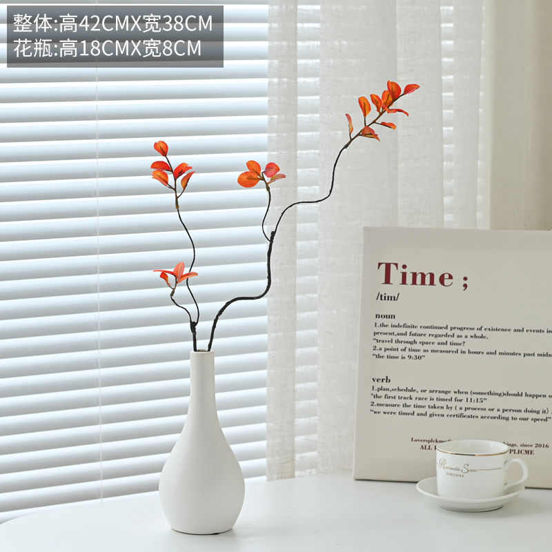 Une pousse d'automne dans une bouteille propre