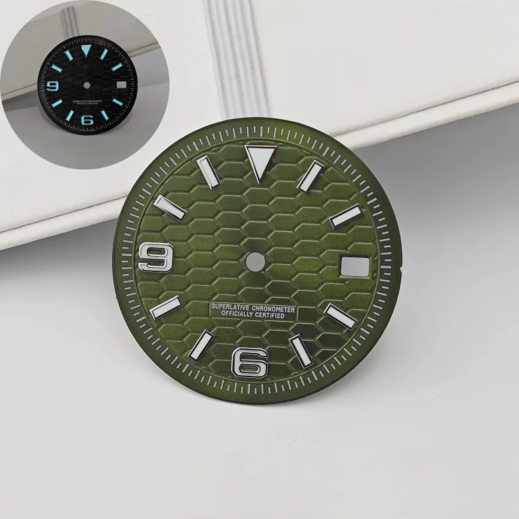 Quadrante verde senza logo, indici neri.