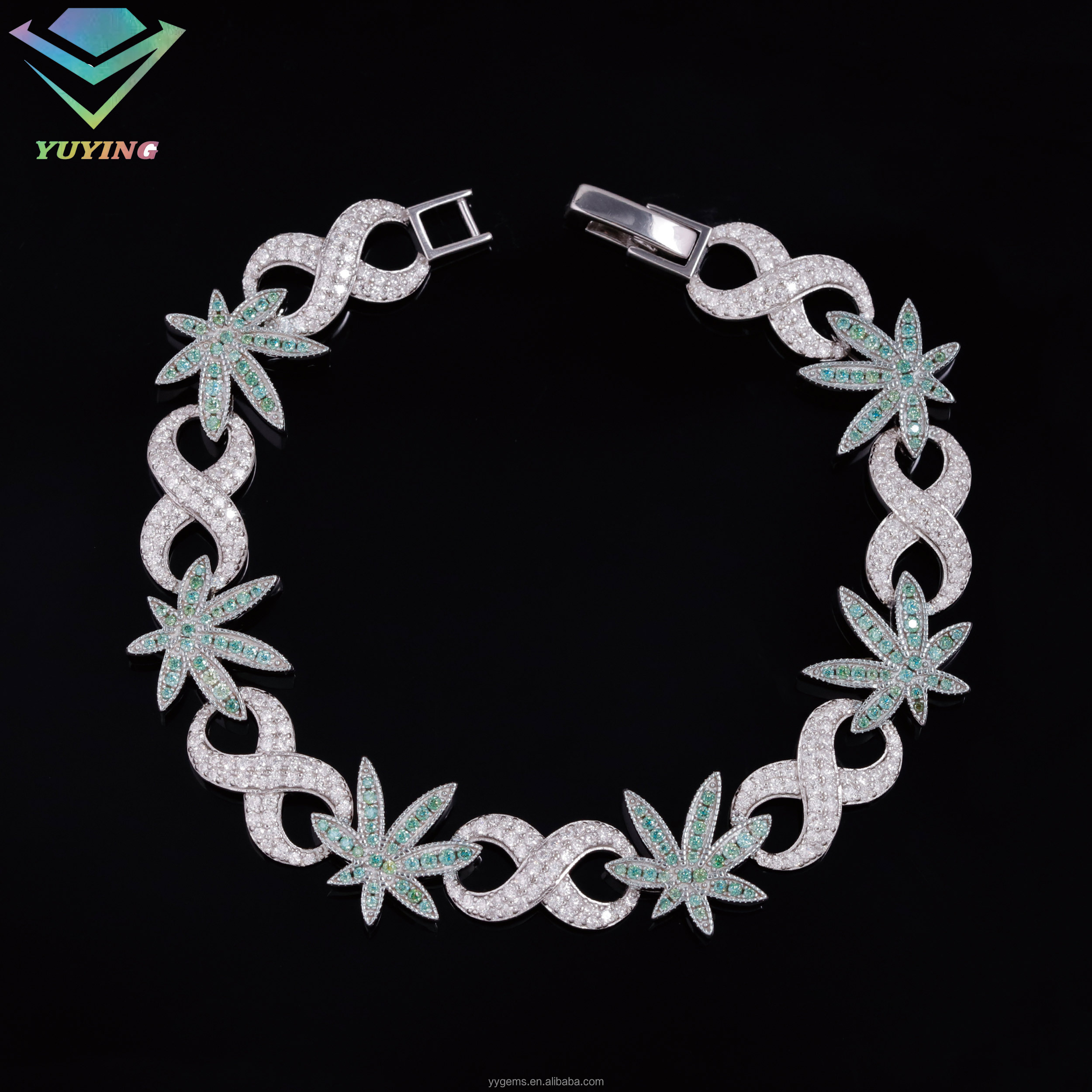 มอยซาไนต์สีขาวและสีเขียว