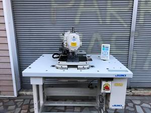 Macchina per asole con occhielli controllata da Computer JUKIS 3200 SS di marca giapponese di alta qualità in vendita in buone condizioni - Product Image 6