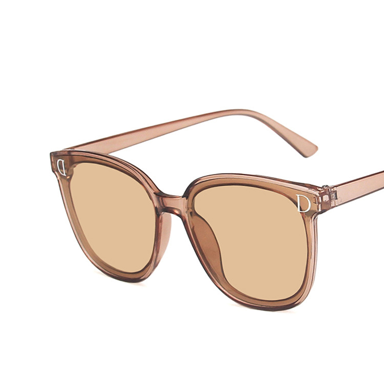 สีน้ำตาลใส