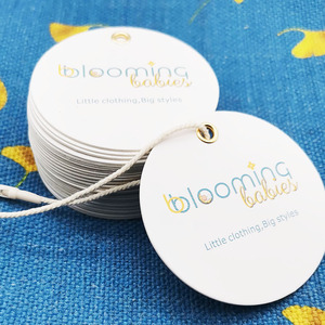Etiquetas colgantes de ropa de cartón grueso con logotipo de impresión Offset personalizado de 700GSM con cadena de algodón - Product Image 3