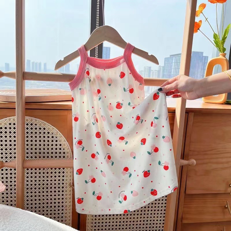 Robe à bretelles avec cerises et fraises