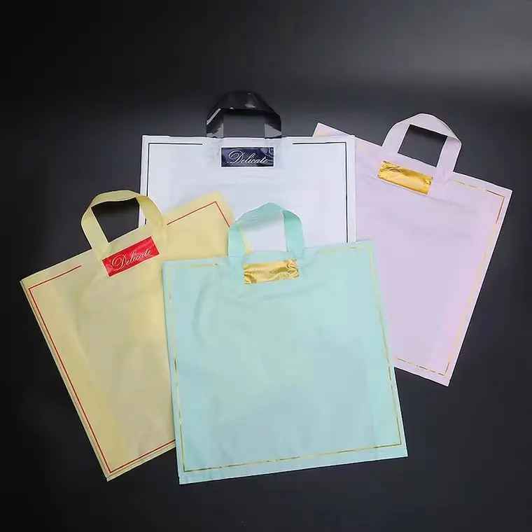 बुटीक रिटेल शॉपिंग के लिए कस्टम लोगो के साथ कस्टम प्लास्टिक शॉपिंग पैकेजिंग बैग सस्ते बनियान शॉपिंग पीई प्लास्टिक सॉफ्ट लूप बैग