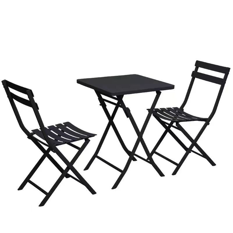 Table carrée noire en fer forgé avec 2 chaises et 1 table carrée pliante.