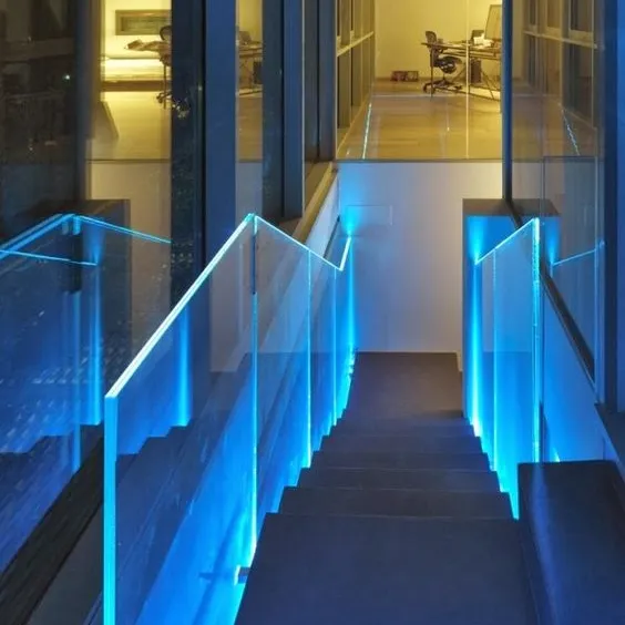 Cadre de conception fantastique garde-corps de balcon en verre trempé avec système de garde-corps en verre à canal en u en aluminium avec lumière LED