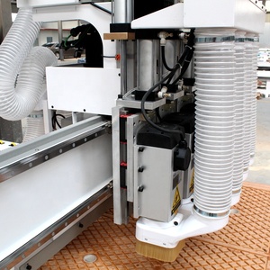 Máquina cnc de trabalho em madeira para entalhar padrões 3d e 2d no painel composto de alumínio