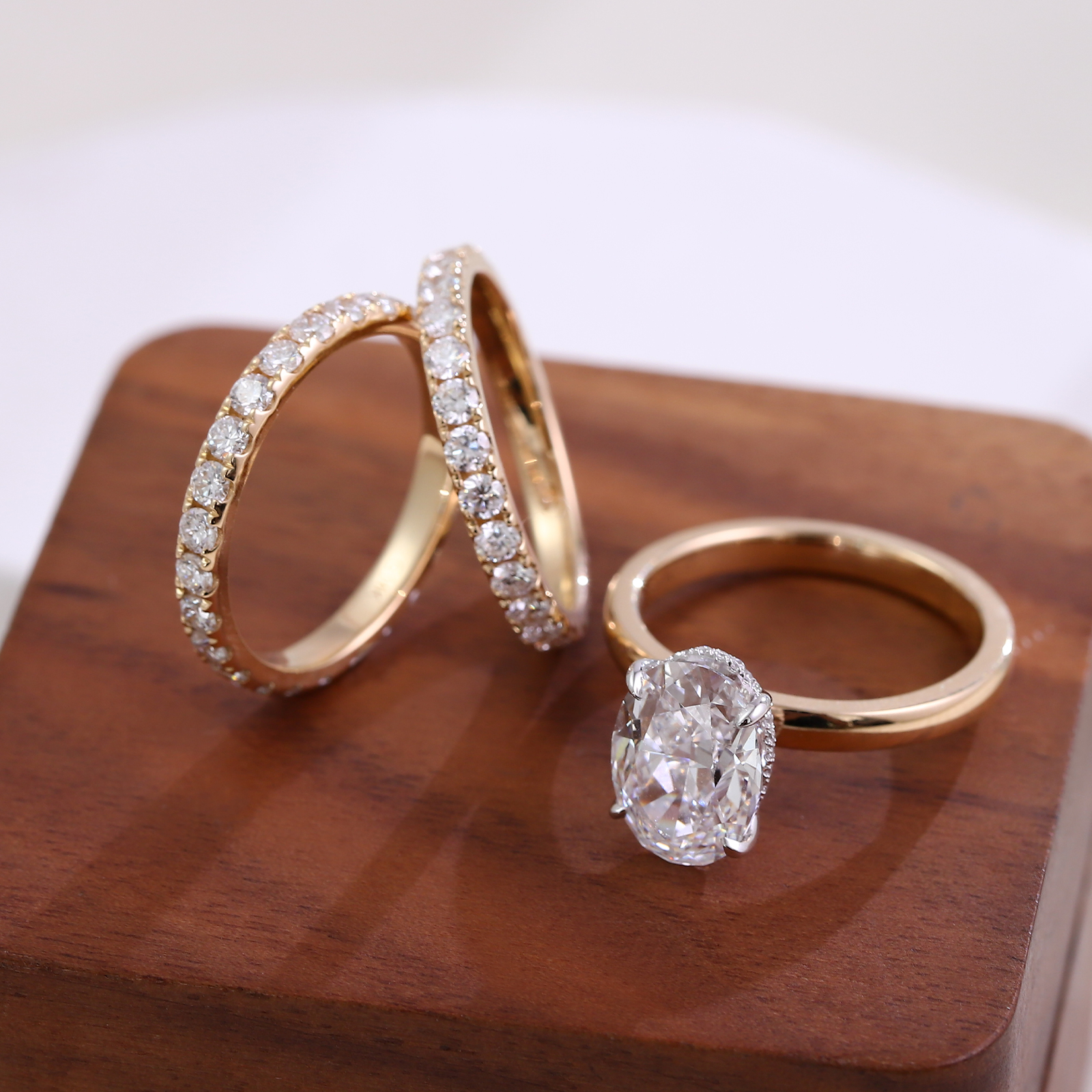 Anillo de diamantes moissanita de oro amarillo de 14 quilates