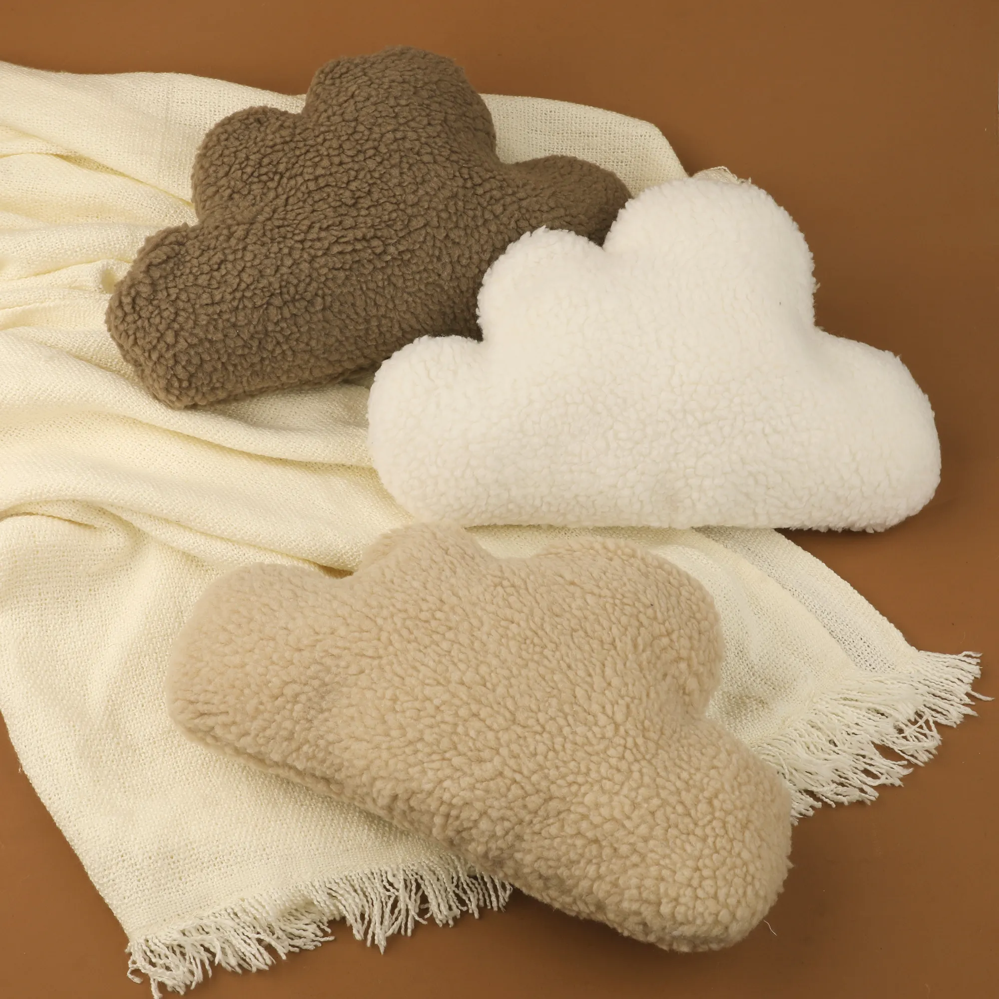 TongTu New Arrival Niedliches Design Füllung 100% Baumwolle Dutch Velvet Cloud Shape Wurf kissen Kinder kissen Kissen