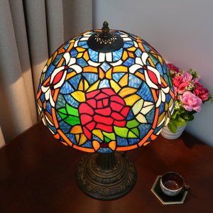 מנורת שולחן בסגנון tiffany ויטראז 'ליד מיטת מנורת שולחן אדום ורד שולחן כתיבה סלון הבית משרד