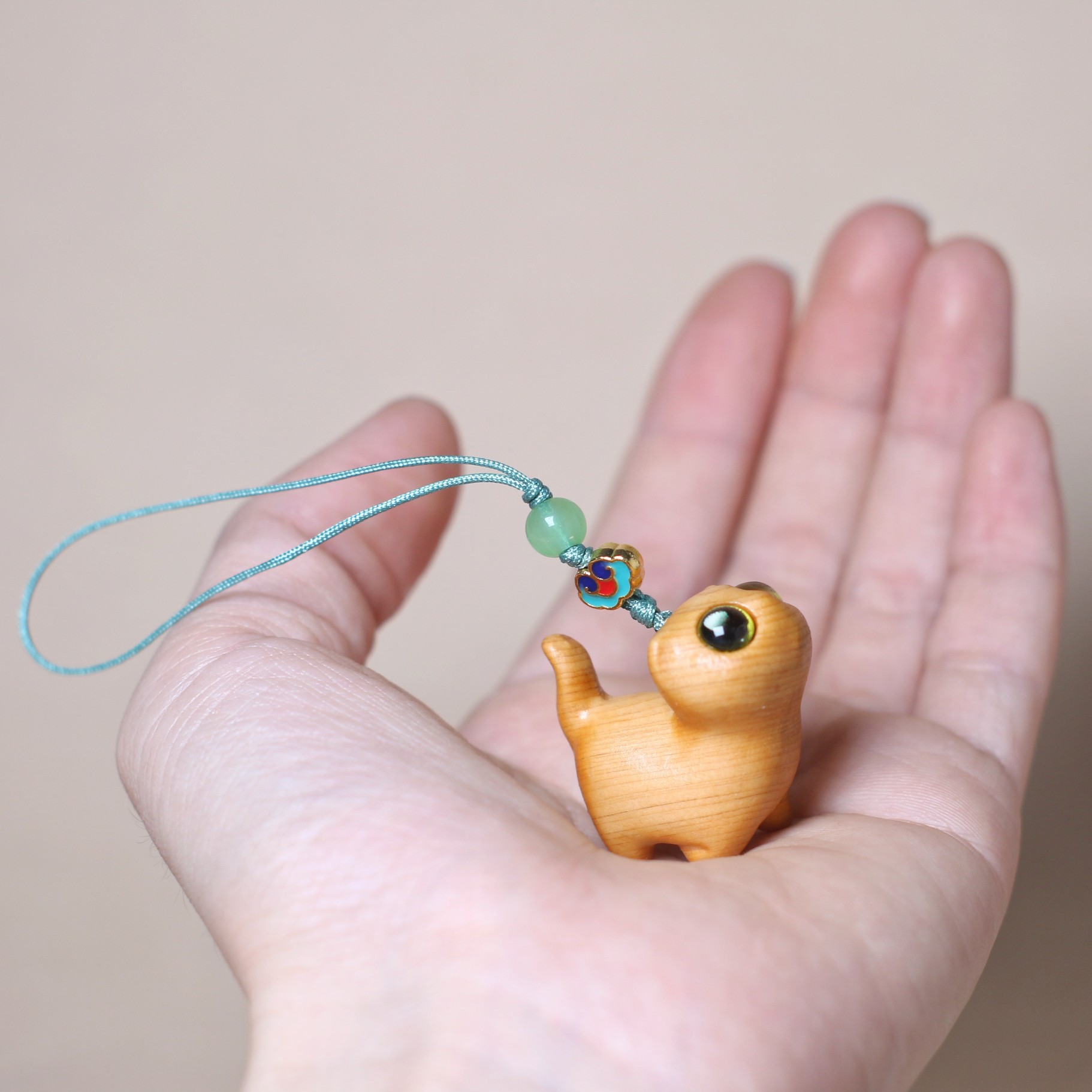 thuja curious cat phone chain