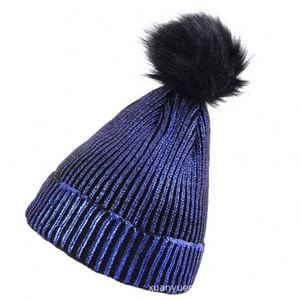 Женская вязаная шерстяная шапка с логотипом - Product Image 5