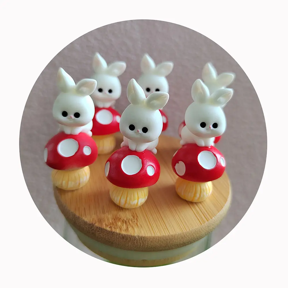 100 Uds. Adorno de conejo blanco de seta roja, artesanías de resina, figuritas de animales en miniatura para paisaje de jardín de hadas, decoración de fiesta de vacaciones