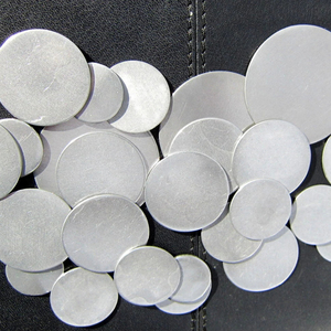 铝圆毛坯铝圆<span class=keywords><strong>1050</strong></span> <span class=keywords><strong>H14</strong></span>圆盘圆铝托盘圆