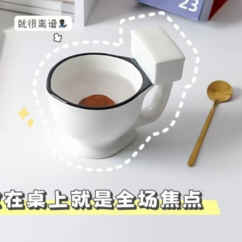 Taza de inodoro divertida + cuchara de oro pequeña