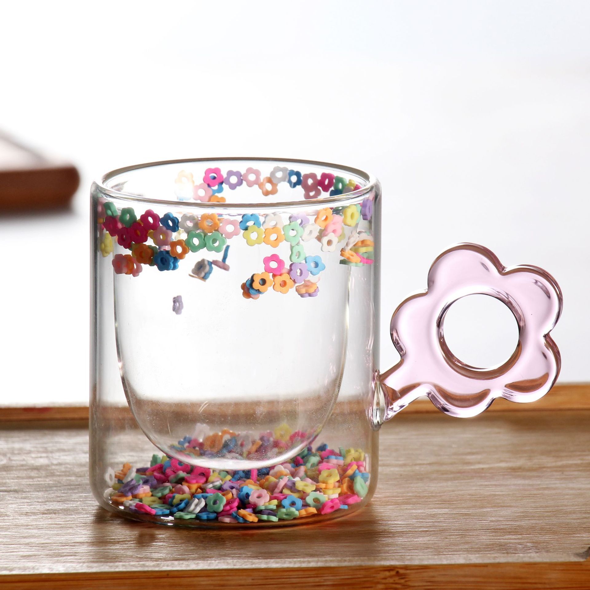 Taza de flores rosas
