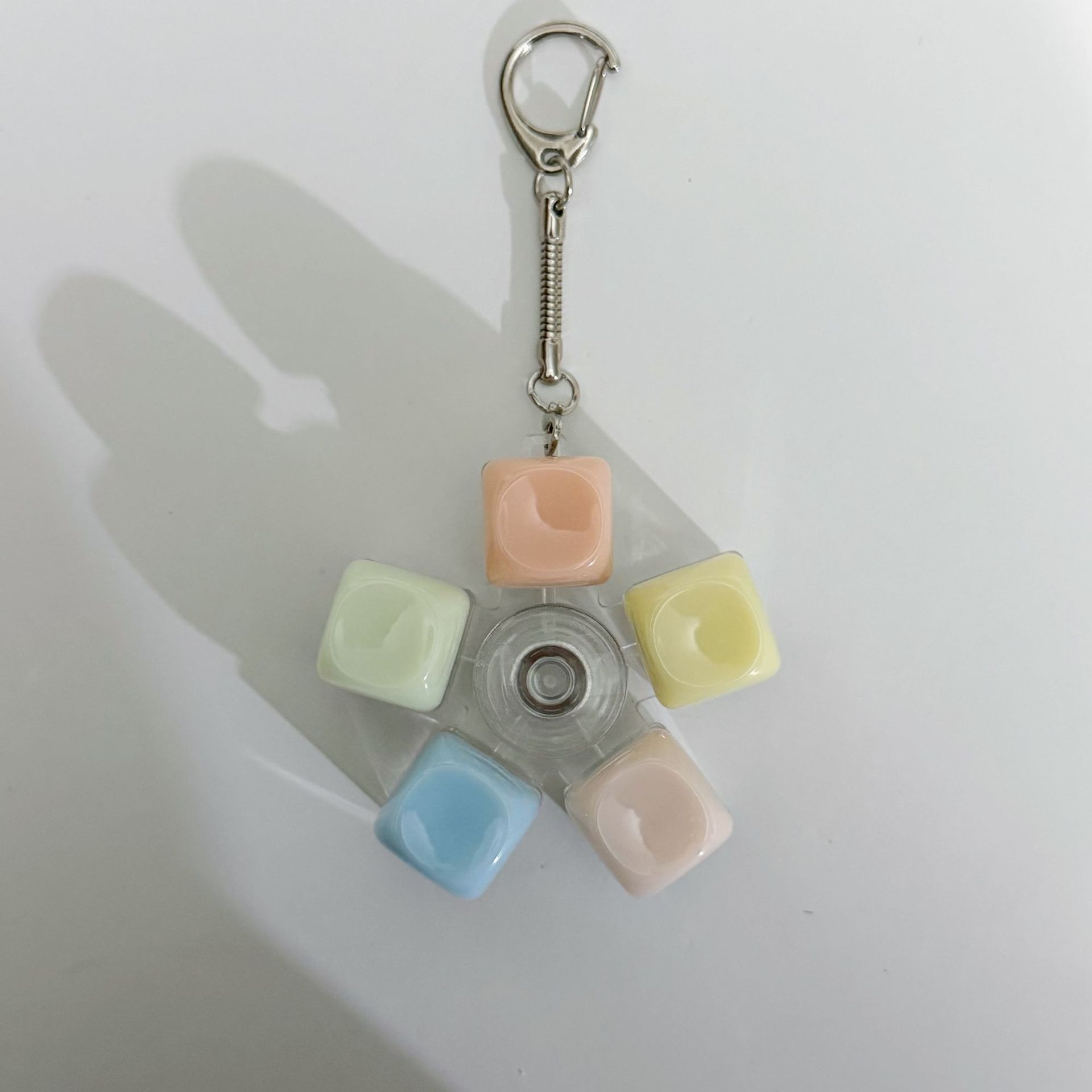 Gummy round cap rotating button keychain