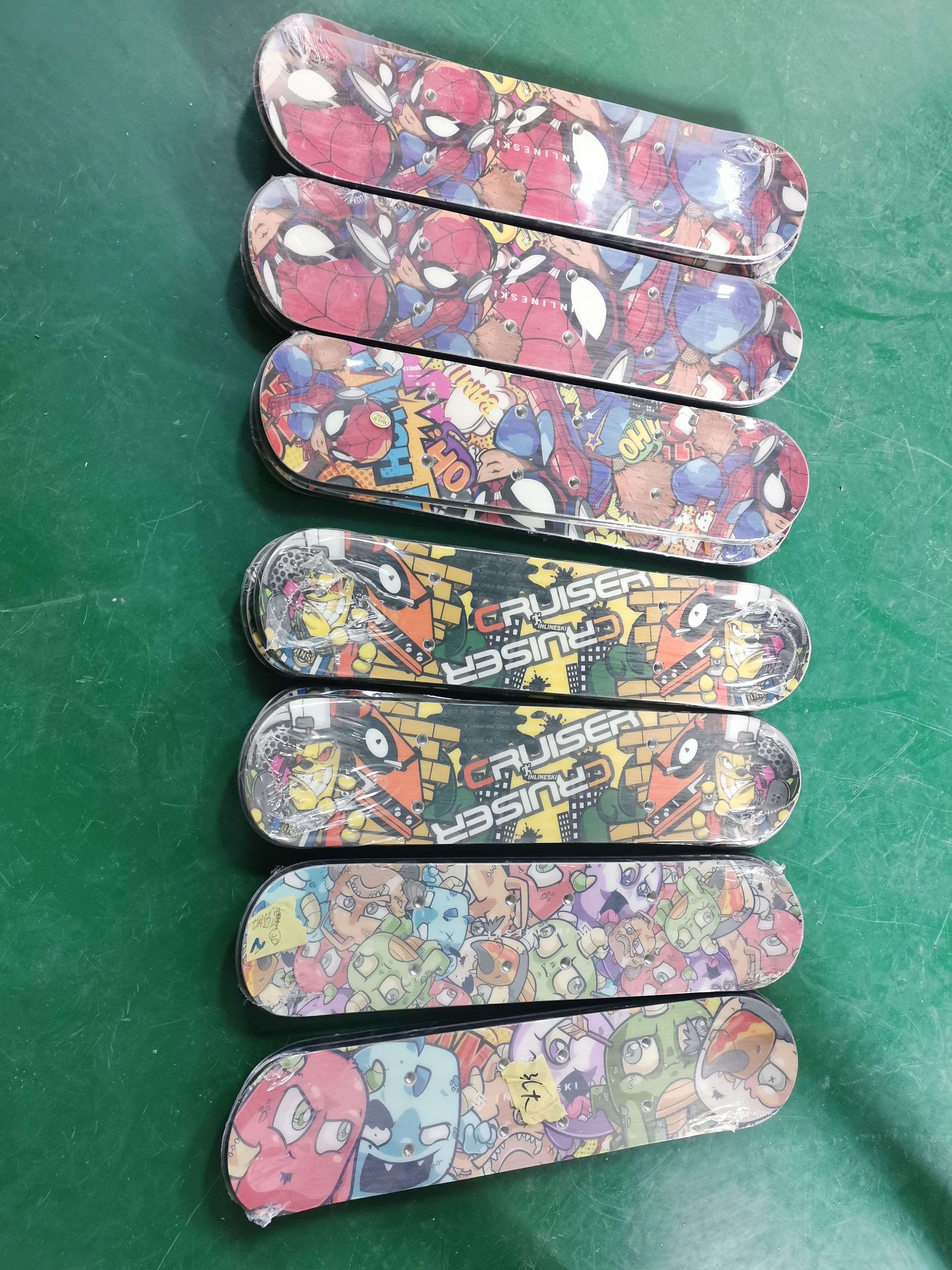 Random color mini ski