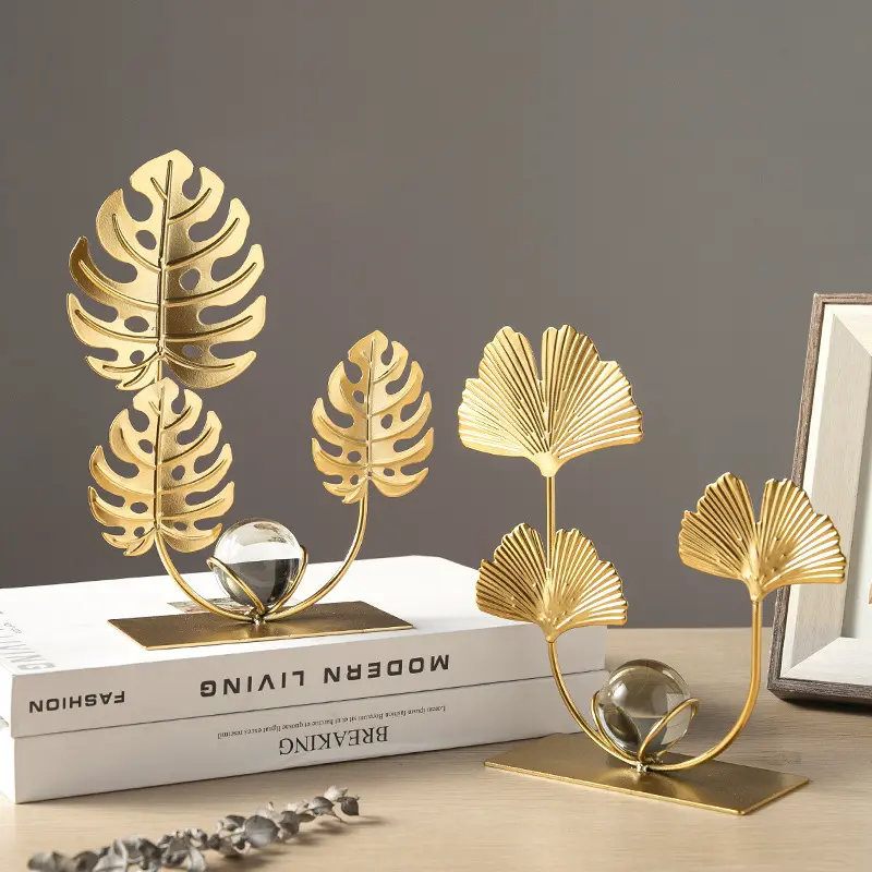 Ornements de feuille de ginkgo en métal créatif moderne avec boule de cristal Sculpture de maison Statue Décoration de table en or