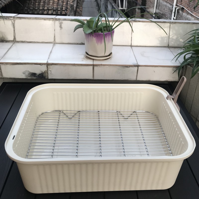 Malla de acero inoxidable para lavabo inferior beige.