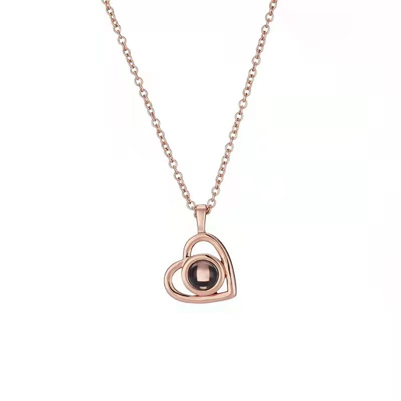 Collier en or rose en 100 langues