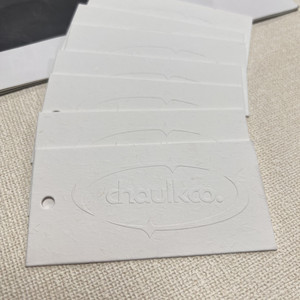 Etiqueta colgante de papel de cuerda elástica de Venta caliente en relieve
