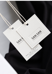 Etiquetas colgantes personalizadas de lujo con logotipo Diseño e impresión Etiqueta colgante de papel de ropa de moda Etiqueta oscilante de ropa en relieve con cuerda