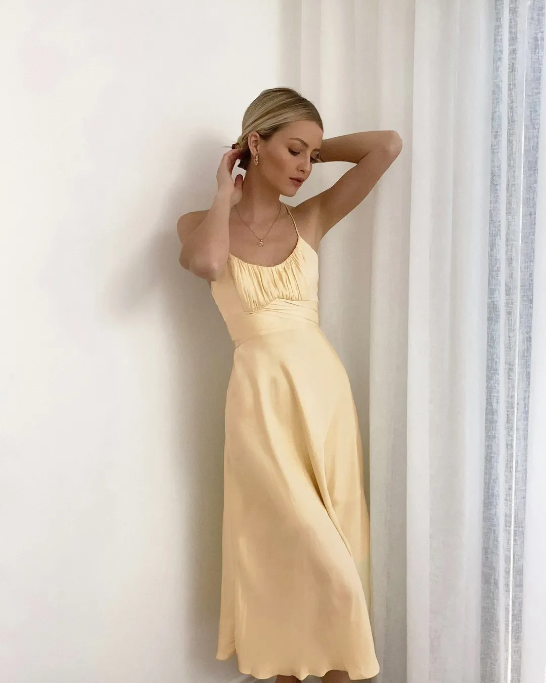 Aachootn — robe Midi froncée en Satin pour femme, tenue Sexy à bretelles Spaghetti, avec nœud, à la mode, en jaune clair, de fête, mi-mollet