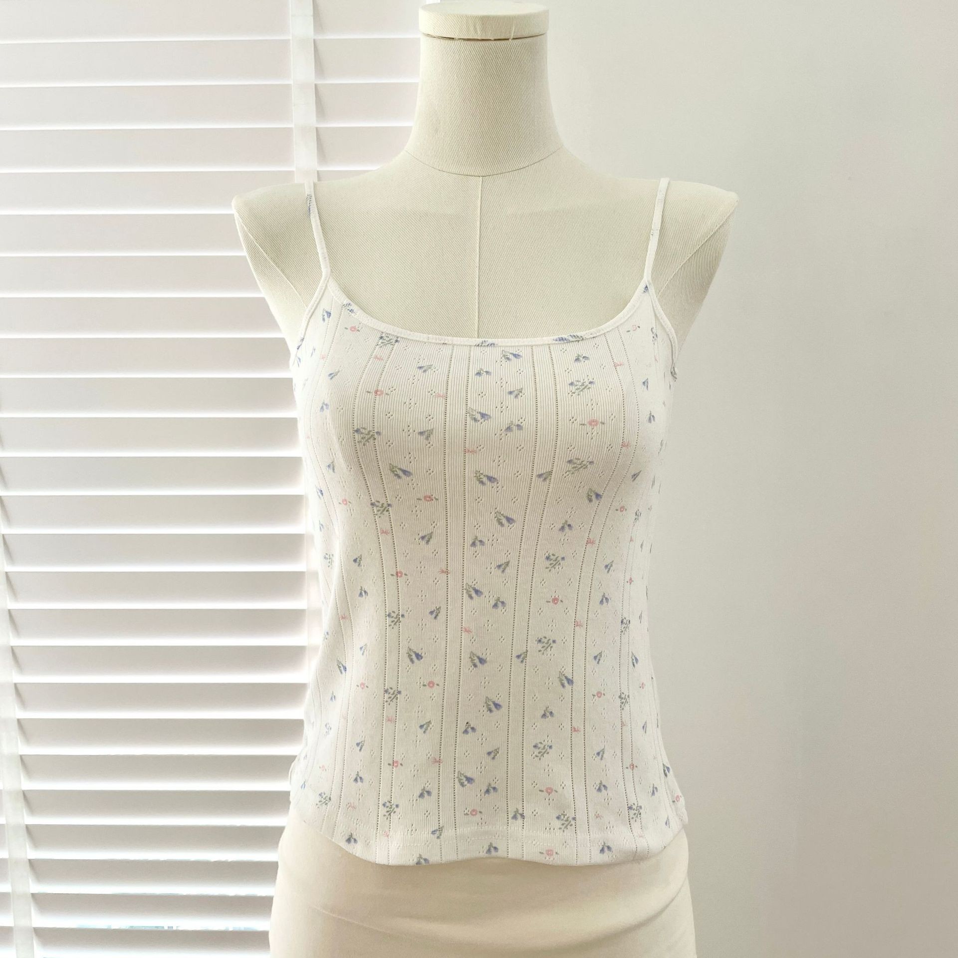 fond blanc avec des fleurs bleues