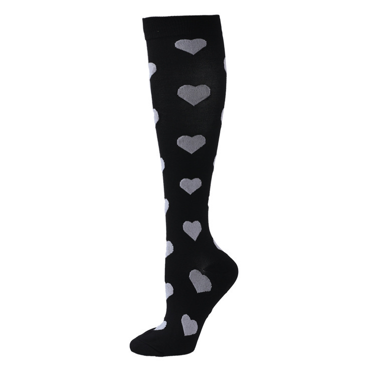 Cuore bianco con sfondo nero