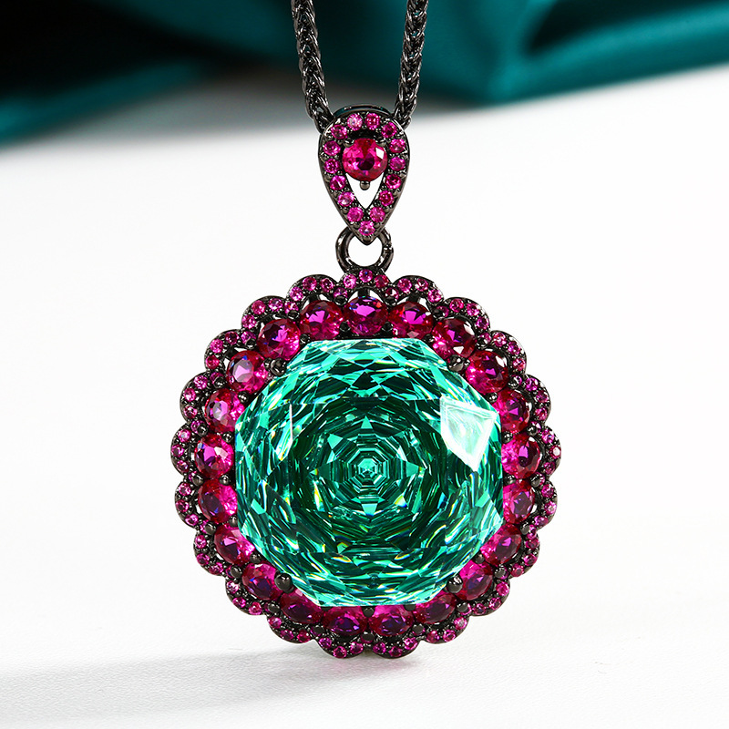 Black gold Parra green pendant with Chopin chain