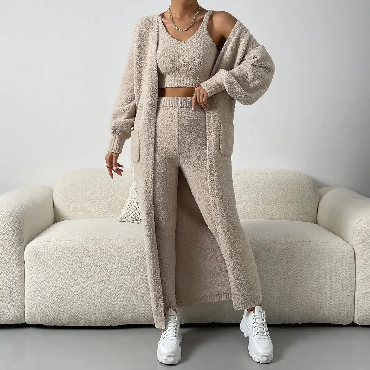 उच्च गुणवत्ता वाले 3-पीस महिलाओं के बुना हुआ स्वेटर सेट सेक्सी स्टाइल फ़्लफ़ी सॉलिड कार्डिगन रोब पैंट क्रॉप टॉप शीतकालीन महिलाओं का स्वेटर सेट