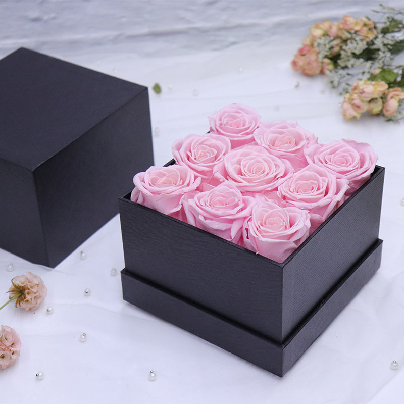 9 roses dans une boîte carrée