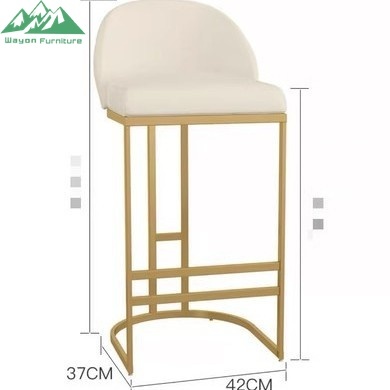 Support doré et coussin blanc
