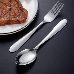 Factory Direct Kreative gemusterte Bestecks ets aus Edelstahl-Fischs chuppen feder gemusterte Löffel Gabeln für Fruit Steak Hotel